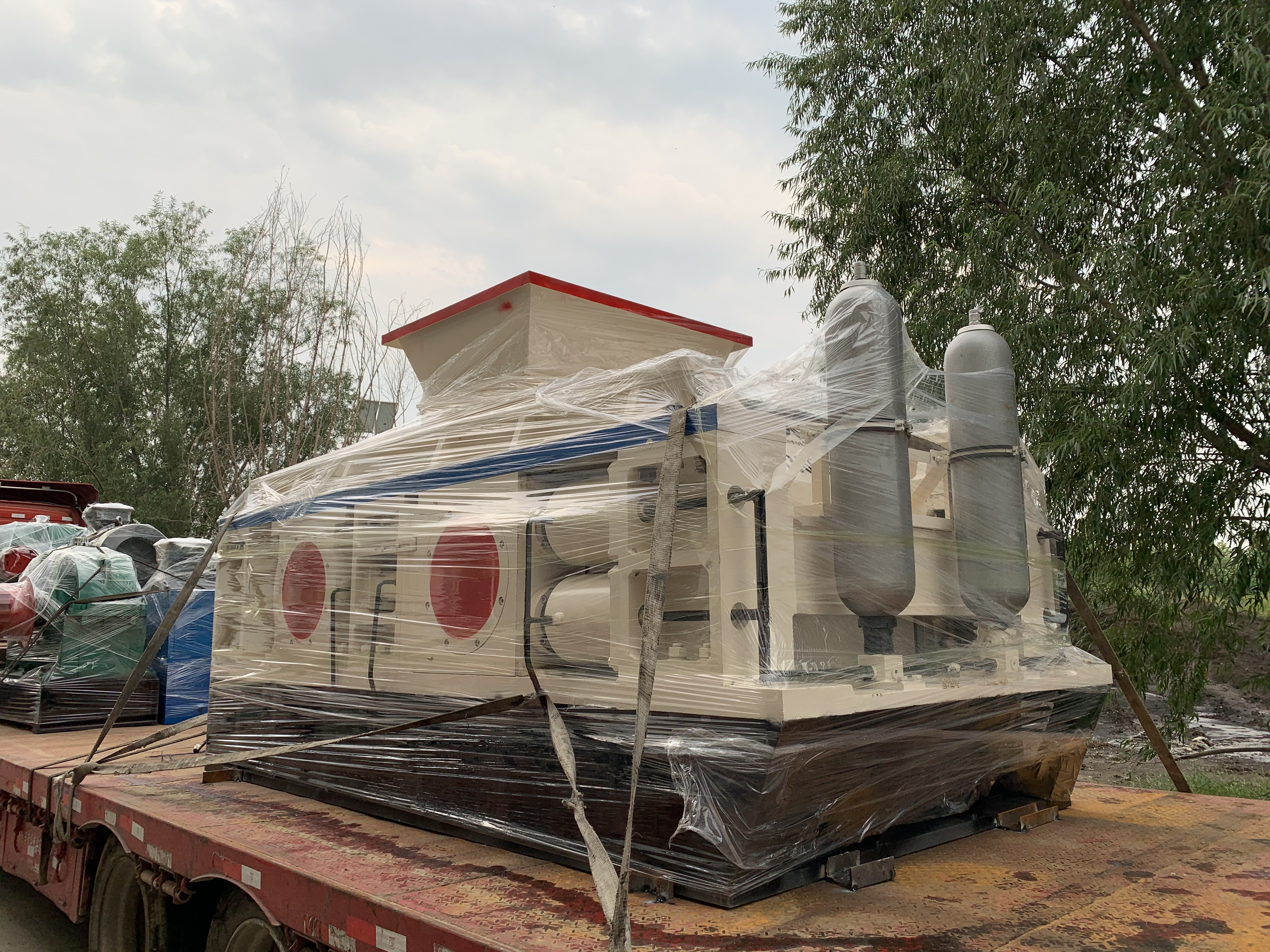 環(huán)保河卵石對輥制砂機(jī)